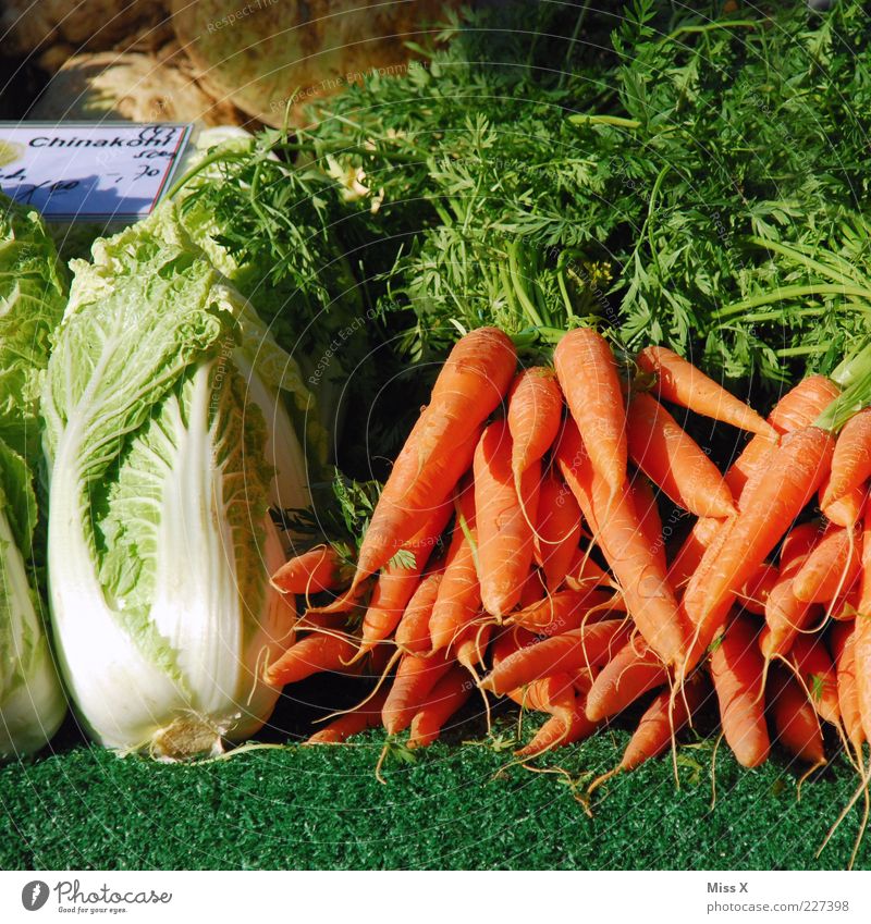 Wochenmarkt Lebensmittel Gemüse Salat Salatbeilage Ernährung Bioprodukte Vegetarische Ernährung frisch lecker Möhre Chinakohl Kohl Wurzelgemüse Marktstand
