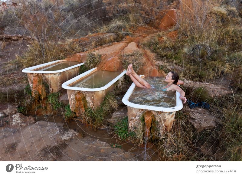 Junge Frau entspannt sich in einer natürlichen heißen Quelle.... Wohlgefühl Erholung Spa Badewanne Jugendliche 1 Mensch 18-30 Jahre Erwachsene Schwimmen & Baden