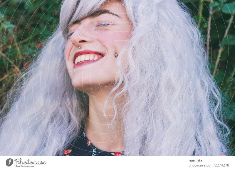 Junge Frau mit dem weißen Haar lächelt Lifestyle Stil Design exotisch schön Haare & Frisuren Haut Gesicht Sommersprossen Wellness Leben Wohlgefühl Mensch