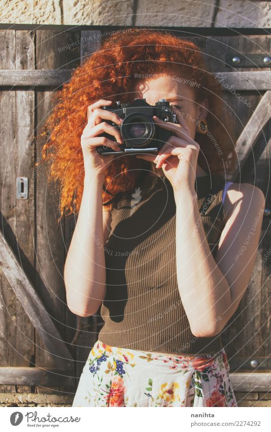 Junge Rothaarigefrau, die Schüsse mit ihrer analogen Kamera macht Lifestyle Stil Freizeit & Hobby Fotografie Fotokamera Ferien & Urlaub & Reisen Tourismus