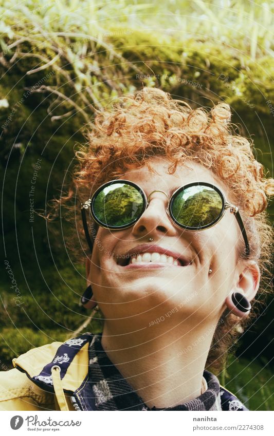Tragende Sonnenbrille der jungen Frau mit einem Berg reflektierte sich in ihr Lifestyle Stil Design Freude Freizeit & Hobby Ferien & Urlaub & Reisen Tourismus