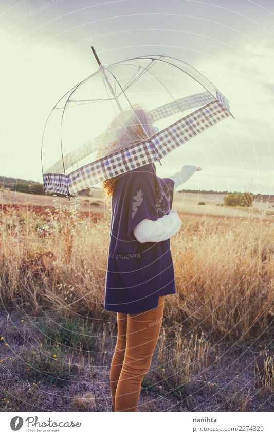 Junge Frau draußen mit ihrem Regenschirm Lifestyle Stil Wellness harmonisch Wohlgefühl Sinnesorgane Mensch feminin Jugendliche 1 18-30 Jahre Erwachsene Umwelt