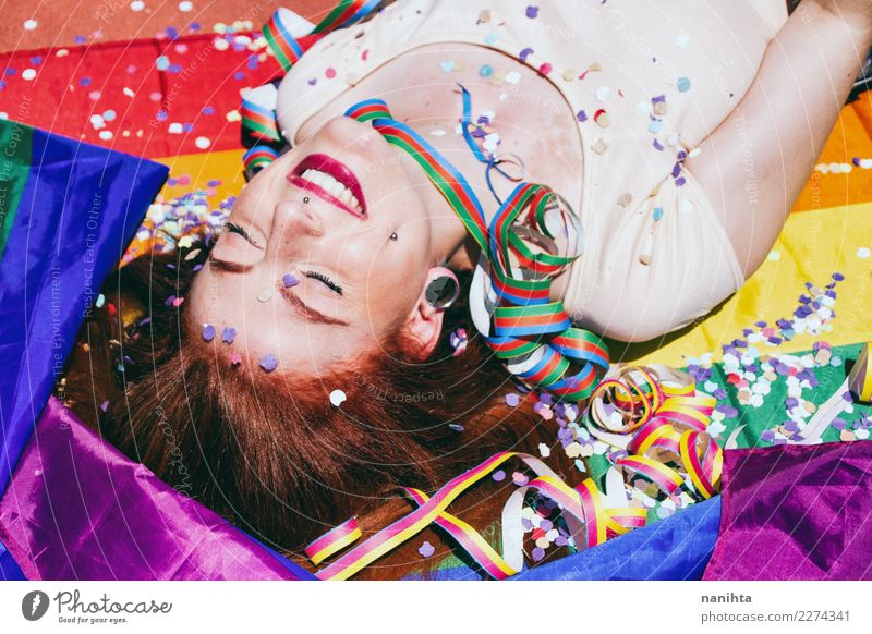 Junge Frau, die eine Party des homosexuellen Stolzes genießt Lifestyle Stil Design Freude schön Wellness Leben Wohlgefühl Erholung Veranstaltung Feste & Feiern
