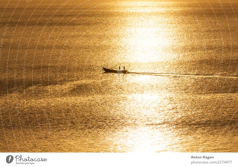 Traditionelles asiatisches Fischerboot bei Sonnenuntergang Umwelt Natur Schönes Wetter Meer Schifffahrt Bootsfahrt Motorboot gehen Erholung