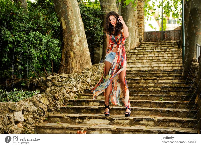 schöne junge Frau, Modell der Mode, in einer Gartentreppe Lifestyle Haare & Frisuren Sommer Mensch feminin Junge Frau Jugendliche Erwachsene 1 18-30 Jahre