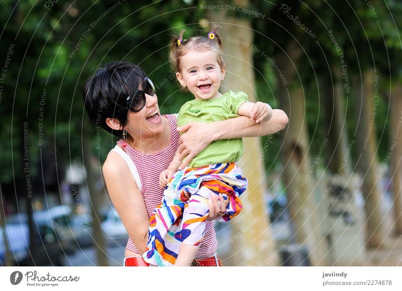 Mutter und Tochter lachen im Park Freude Leben Kindererziehung Mensch feminin Baby Kleinkind Mädchen Junge Frau Jugendliche Erwachsene Eltern