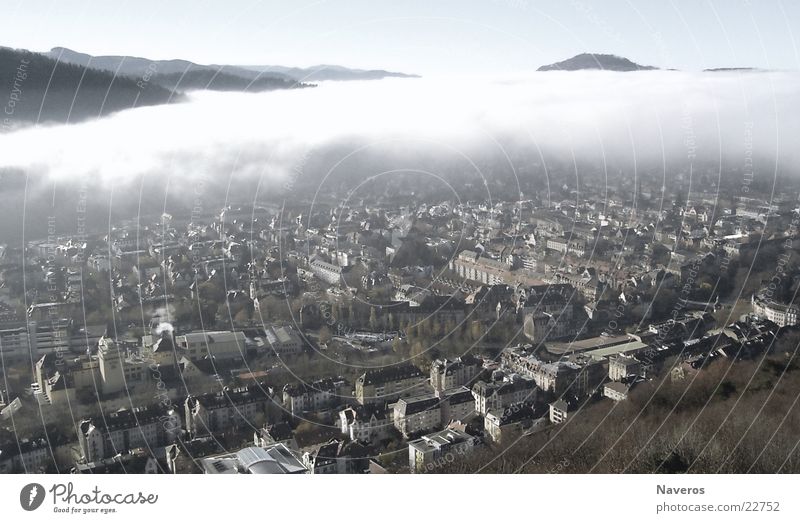 Freiburg vom Nebel verschlungen Wolken Herbst Wetter Kleinstadt Stadt Stadtrand Altstadt bevölkert Haus Gebäude bedrohlich Ferne Unendlichkeit hoch kalt oben