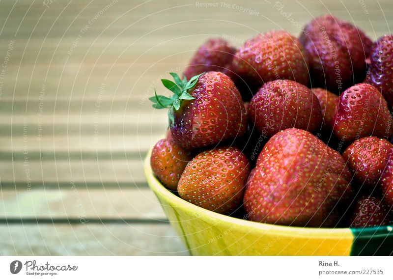 Lecker Erdbeeren Frucht Ernährung Bioprodukte Vegetarische Ernährung Schalen & Schüsseln Sommer frisch Gesundheit gelb rot Vitamin Vitamin C Farbfoto