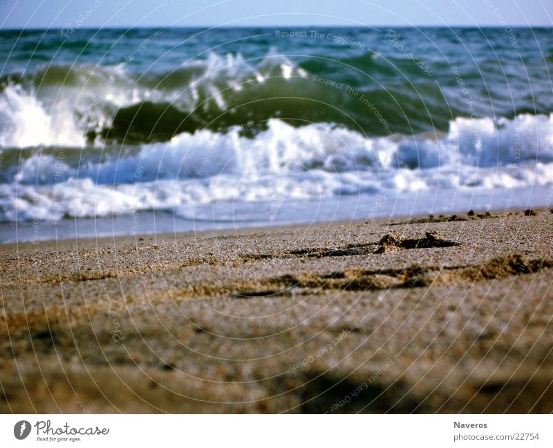 Ungefährliche Brandung Meer Strand Fußspur Sommer Ferien & Urlaub & Reisen Wellen Wasser Spuren Sand
