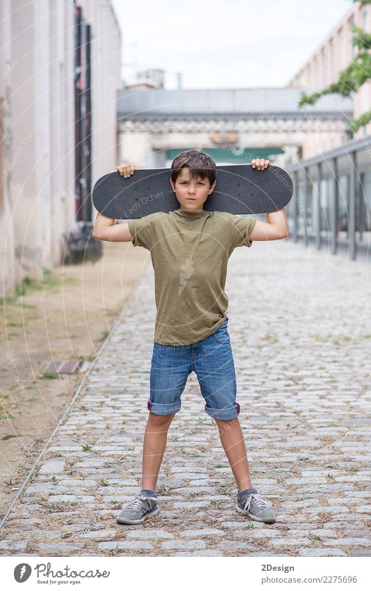 Nahaufnahme eines tragenden Skateboard und des Lächelns des Teenagers Lifestyle Freizeit & Hobby Ferien & Urlaub & Reisen Sommer Junger Mann Jugendliche