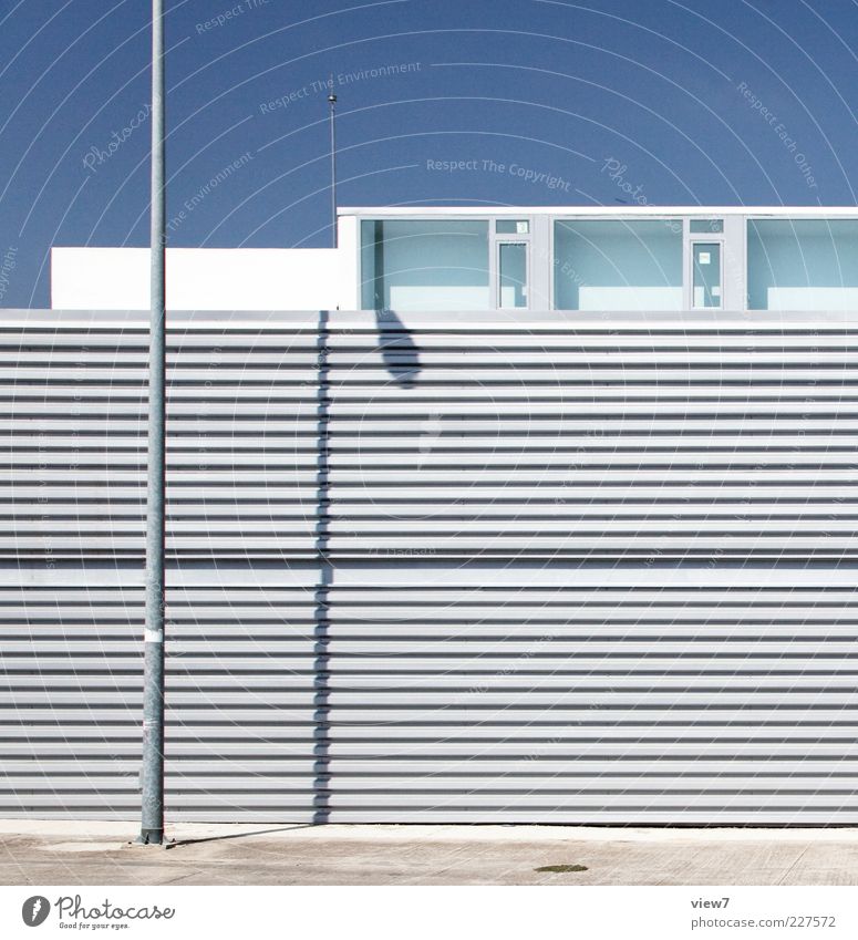 Summer + Light :: Haus Architektur Mauer Wand Fassade Fenster Metall Linie Streifen ästhetisch authentisch einfach elegant frisch modern oben blau Einsamkeit
