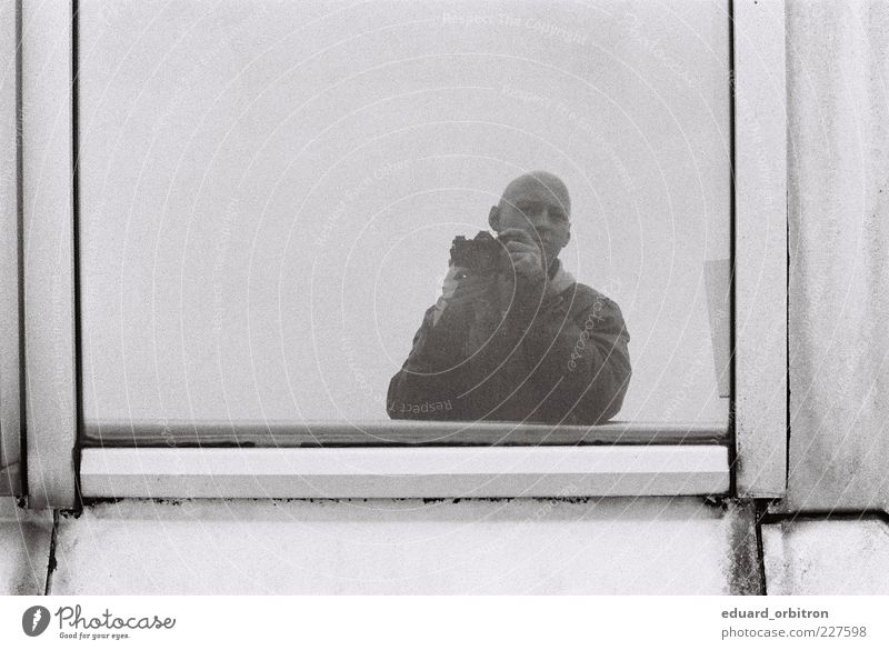 Petiatil Cx Htdui Fotokamera maskulin Junger Mann Jugendliche Erwachsene 1 Mensch 18-30 Jahre Jacke Leder Glatze trist grau Selbstportrait Fenster Spiegelbild