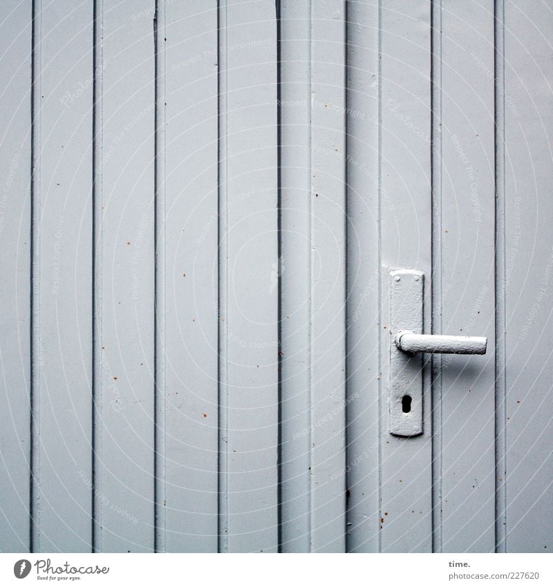 Schuppentür mit Klinke Hütte Tür Holz einfach einzigartig grau Langeweile Griff Scheune Lagerschuppen Garage vertikal parallel gestrichen minimalistisch