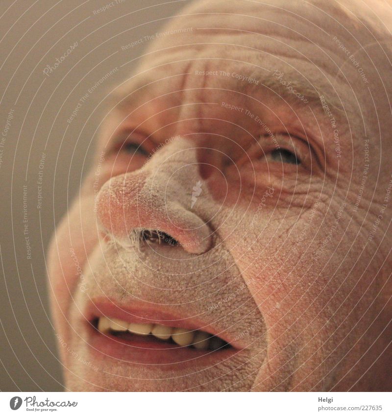 Gesicht eines lächelnden männlichen Seniors ist bedeckt mit Staub Mensch maskulin Mann Erwachsene Männlicher Senior Leben Haut Kopf Auge Nase Mund Lippen Zähne