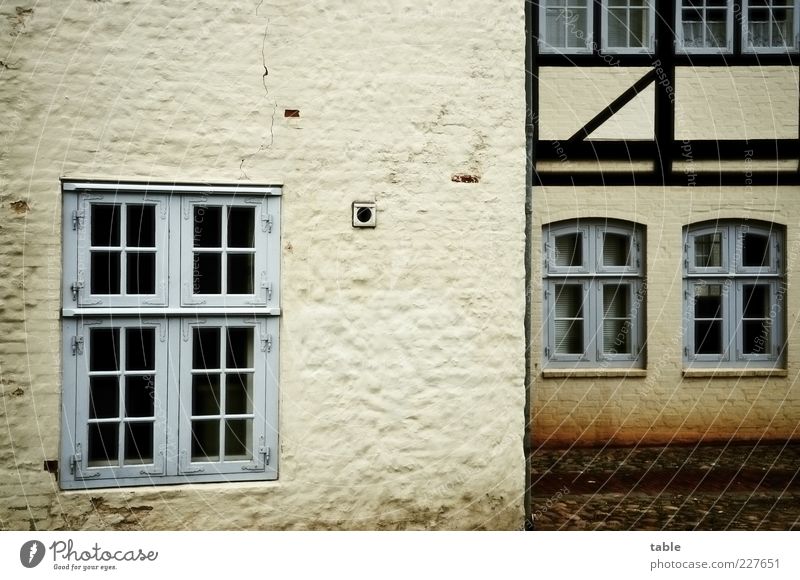 Séparée Haus Kleinstadt Altstadt Menschenleer Gebäude Architektur Mauer Wand Fassade Fenster Fachwerkfassade Stein Holz Glas alt ästhetisch dunkel eckig blau