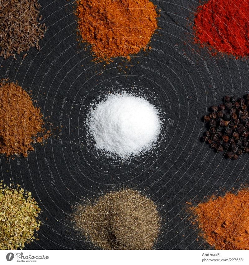 Curry & co. Lebensmittel Kräuter & Gewürze Ernährung Bioprodukte Asiatische Küche Koch Natur Stein mehrfarbig gelb rot Kümmel Paprika Pulver gemahlen