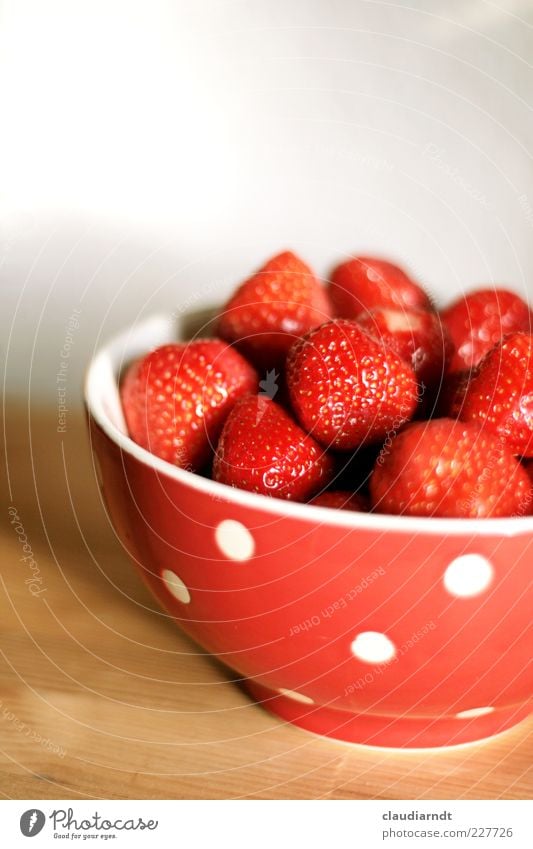Airbär'n Lebensmittel Frucht Ernährung Bioprodukte Vegetarische Ernährung Geschirr Schalen & Schüsseln frisch lecker saftig rot Erdbeeren Dessert gepunktet