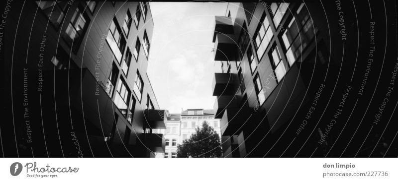 Hopfenstraße Haus St. Pauli bevölkert Menschenleer Gebäude Architektur groß hoch modern neu schwarz weiß Perspektive Wandel & Veränderung analog Schwarzweißfoto