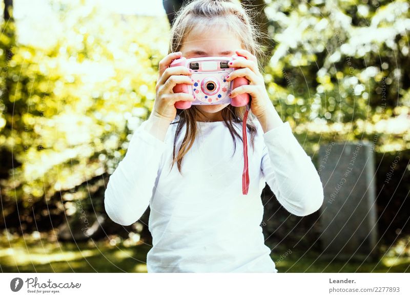 Junior Fotografin Mensch feminin Kind Mädchen Kindheit Leben 8-13 Jahre Kunst Jugendkultur Medien lachen machen mehrfarbig gelb Gefühle Freude Glück