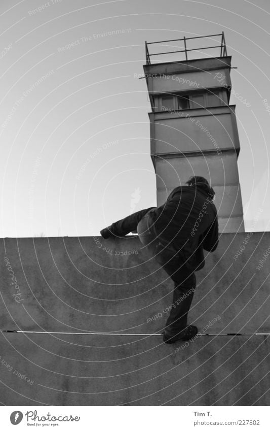 Flucht maskulin 1 Mensch Berlin Hauptstadt Turm Bauwerk Mauer Wand Denkmal Beton wählen Angst Berliner Mauer Grenze Grenzüberschreitung ungesetzlich Wachturm