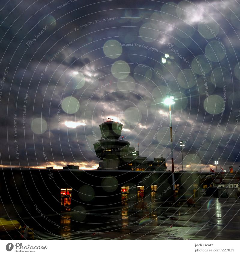 Otto Lilienthal steht im Regen Wassertropfen Flughafen Berlin-Tegel Flugplatz Tower (Luftfahrt) glänzend leuchten dunkel Stimmung Liebeskummer Sehnsucht