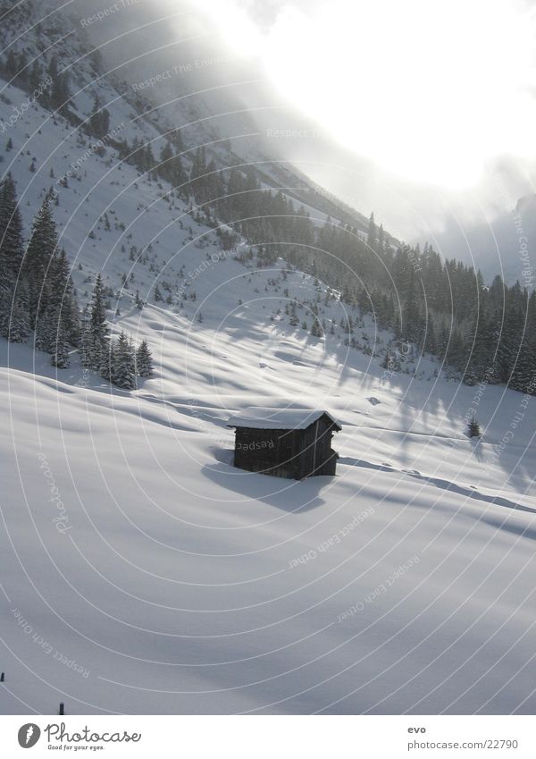 Hütte im Schnee Neuschnee Wolken Schneelandschaft Berge u. Gebirge Alpen Sonne