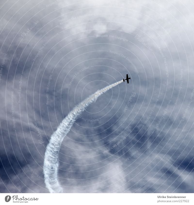 Kurvenflug eines Modellflugzeugs mit Kondensstreifen Luft Himmel Wolken Fluggerät fliegen Geschwindigkeit Abgas Kurvenlage Unendlichkeit Freiheit Kunstflug