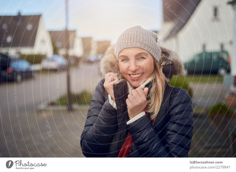 Lächelnde glückliche Frau draußen an einem kalten Wintertag Glück schön Gesicht Freizeit & Hobby Erwachsene Herbst Wetter Straße Mode Pullover Mantel Schal Hut