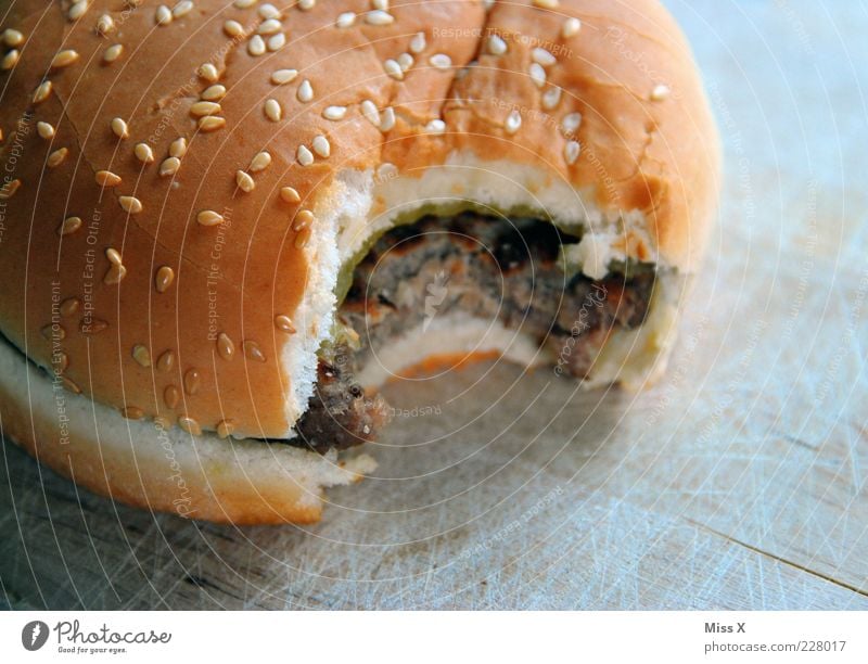 Burger Lebensmittel Fleisch Brötchen Ernährung Fastfood lecker Fett ungesund Hamburger Cheeseburger herzhaft beißen Farbfoto Nahaufnahme Menschenleer
