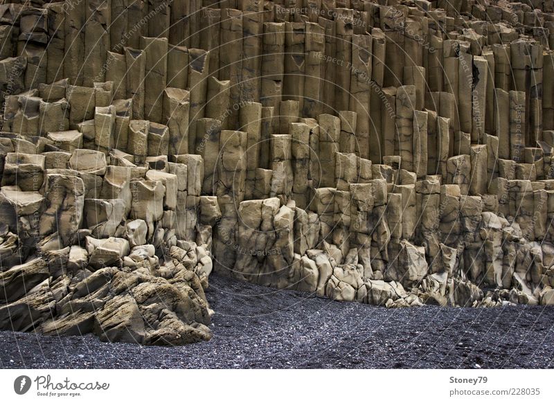 Basaltgestein Natur Landschaft Sand Felsen Stein außergewöhnlich eckig braun grau bizarr Gesteinsformationen Basaltformation Island Basaltsäulen Vulkangestein