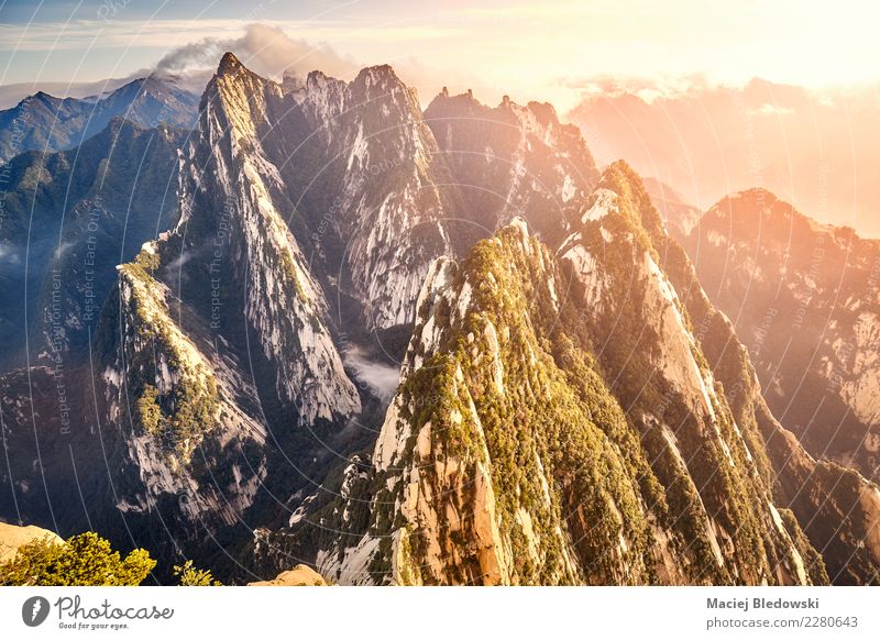 Ansicht von Huashan South Peak China bei Sonnenuntergang. Ferien & Urlaub & Reisen Tourismus Ausflug Abenteuer Expedition Berge u. Gebirge Klettern Bergsteigen