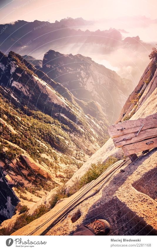 Plank Road Trail am Mount Hua, weltweit gefährlichste Wanderung. Ferien & Urlaub & Reisen Tourismus Abenteuer Freiheit Sightseeing Expedition Berge u. Gebirge