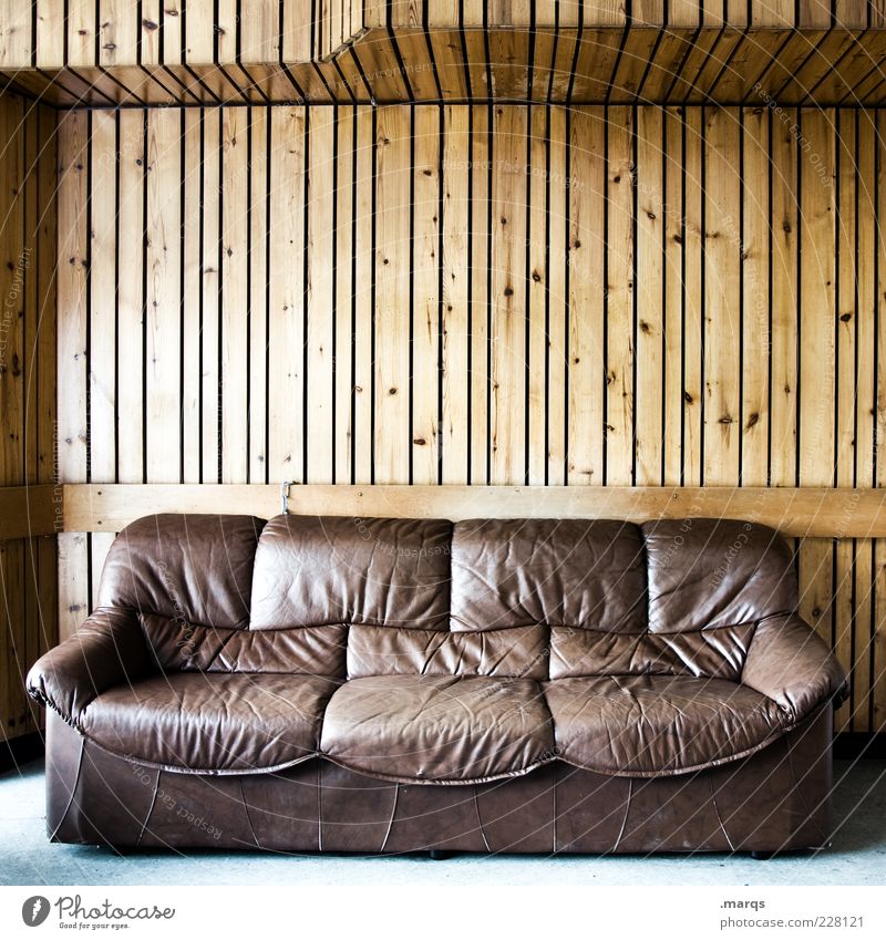 Sitz! Lifestyle Häusliches Leben Innenarchitektur Sofa Wohnzimmer Leder Holz Linie braun Sitzgelegenheit Farbfoto Gedeckte Farben Innenaufnahme Menschenleer