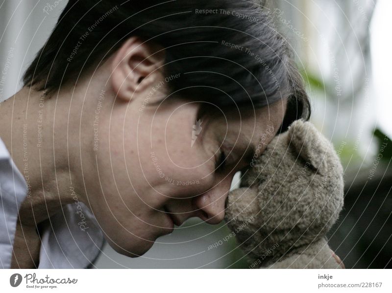 manche Liebe hält ein Leben lang Frau Erwachsene Kopf Gesicht Teddybär berühren festhalten authentisch Glück Unendlichkeit nachhaltig Gefühle Stimmung Vertrauen