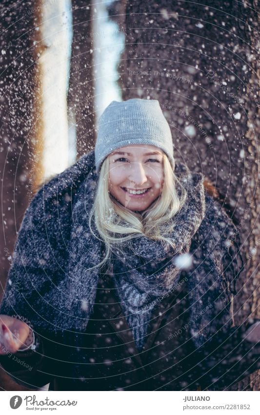 Junge Frau im werfenden Schnee des Winters in der Luft Lifestyle Freude Ausflug Abenteuer Freiheit Winterurlaub Mensch feminin Jugendliche Erwachsene Denken