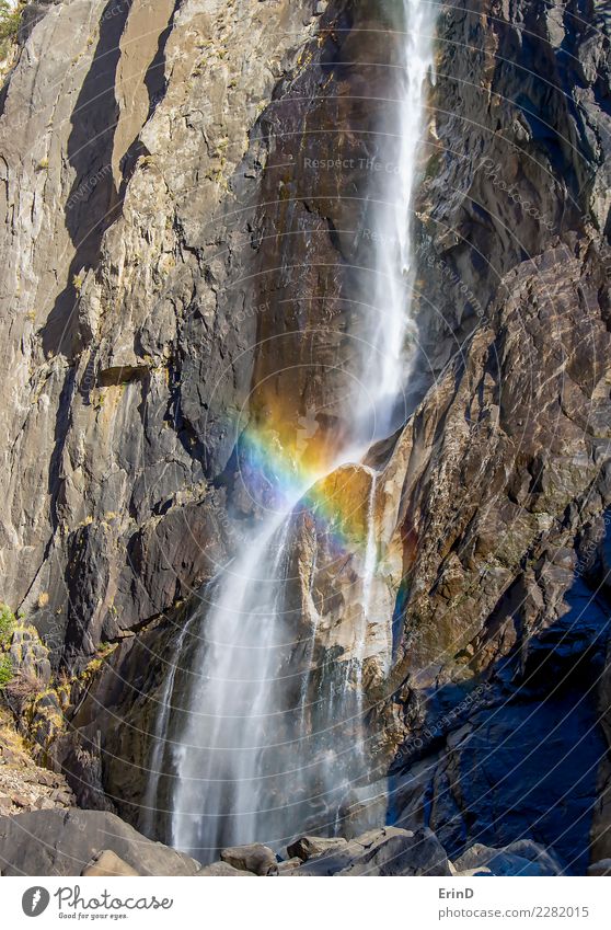 Regenbogen kreuzt Wasserfall gegen Granit Cliff schön Ferien & Urlaub & Reisen Tourismus Abenteuer Sonne Berge u. Gebirge wandern Natur Landschaft hell nass