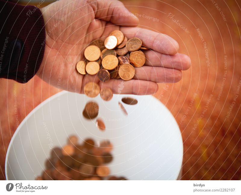 1 Cent- und 2 Centmünzen entsorgen kaufen Geld sparen Hand Mensch Euro 1Cent 2Cent Geldmünzen fallen werfen glänzend Enttäuschung Ärger Bewegung