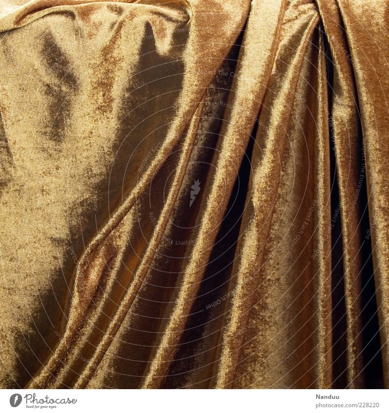 Vorhang auf gold edel Samt samtig Faltenwurf glänzend weich Hintergrundbild Menschenleer Decke Farbfoto Detailaufnahme