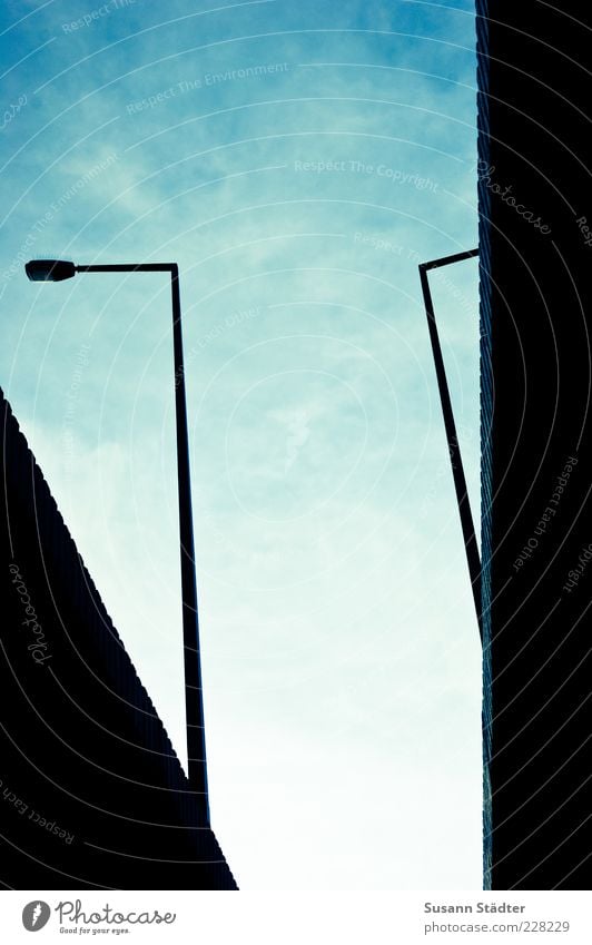 \ | Brücke komplex Laterne Himmel Brückenpfeiler Laternenpfahl Straßenbeleuchtung Wolkenschleier Farbfoto abstrakt Froschperspektive Knick Silhouette Schatten
