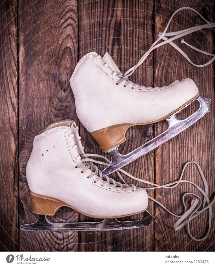 Weiße Lederschuhe für Eiskunstlauf elegant Freizeit & Hobby Sport Wintersport Schuhe Holz retro braun weiß Schlittschuhlaufen Figur Hintergrund Klinge Paar