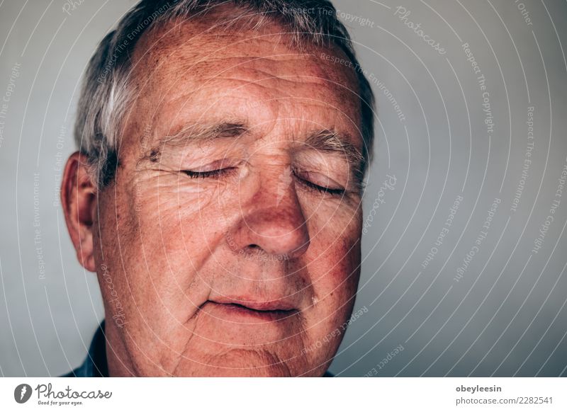 Close up Gesichtsporträt Älterer deprimierter Mann Mensch Erwachsene Großvater Hand alt Denken Traurigkeit natürlich grau schwarz weiß Einsamkeit Angst