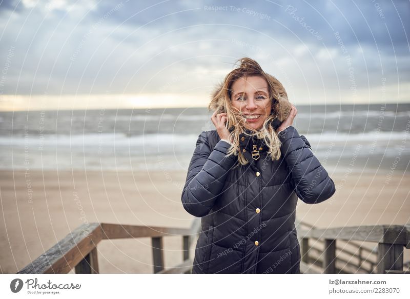 Frau von mittlerem Alter, die einen kalten Wintertag in dem Meer trotzt Glück schön Gesicht Freizeit & Hobby Ferien & Urlaub & Reisen Abenteuer Strand