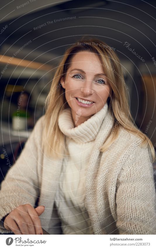 Attraktive blonde Frau, die an der Kamera lächelt Lifestyle Glück schön Gesicht Zufriedenheit Restaurant Arbeit & Erwerbstätigkeit Büro Erwachsene 1 Mensch