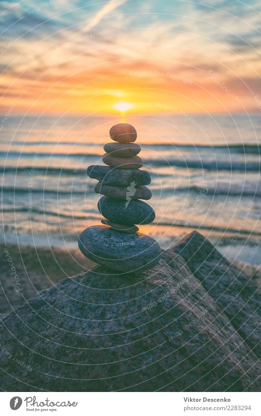 Pyramide von Steinen gegen den Sonnenuntergang Design schön harmonisch Erholung Meditation Spa Massage Sommer Strand Meer Dekoration & Verzierung Menschengruppe