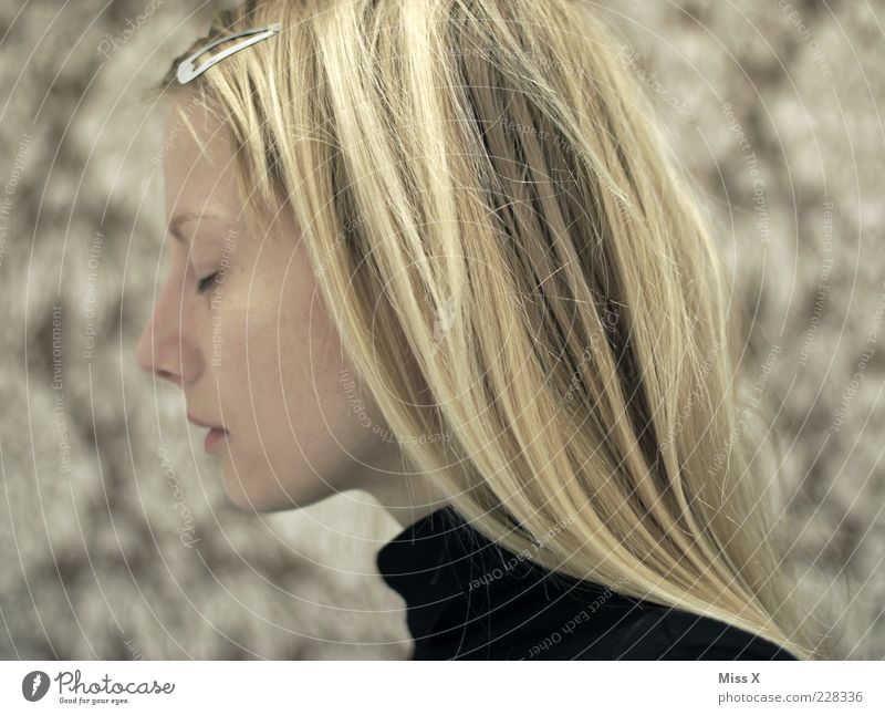Augen zu Mensch feminin Junge Frau Jugendliche 1 18-30 Jahre Erwachsene Accessoire Haare & Frisuren blond ästhetisch schön braun träumen Haarspange Farbfoto