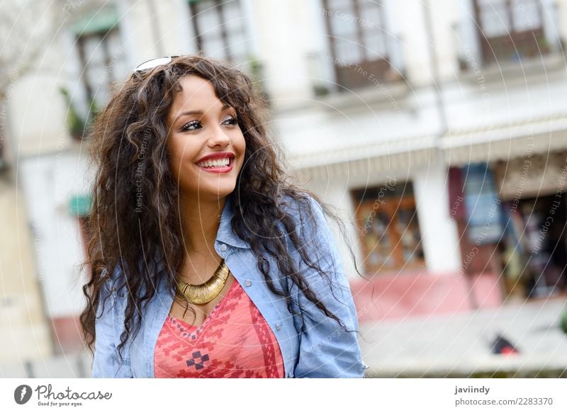 Gemischte Frau im urbanen Hintergrund, die Freizeitkleidung trägt. Lifestyle Stil schön Haare & Frisuren Mensch feminin Junge Frau Jugendliche Erwachsene 1