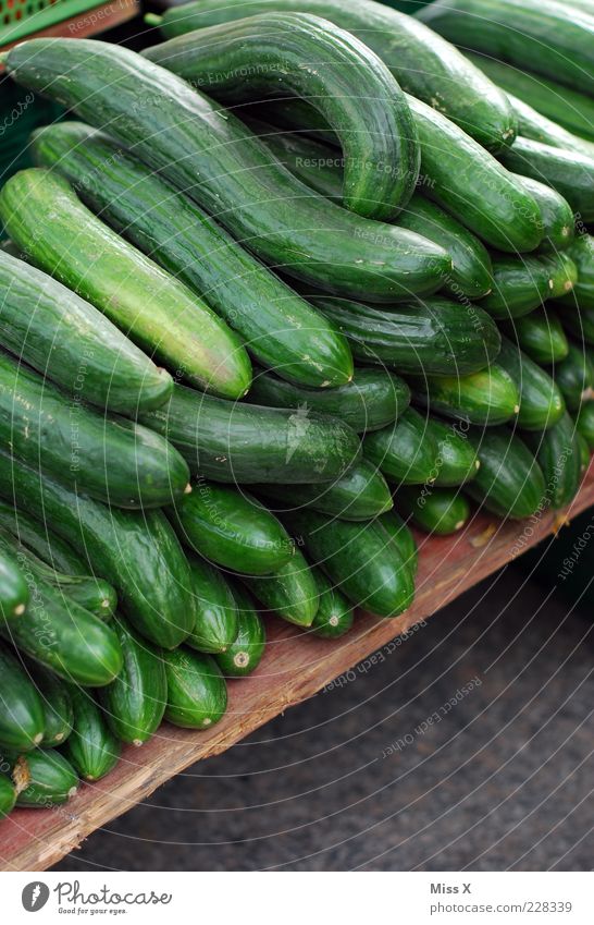 Gurkig Lebensmittel Gemüse Bioprodukte frisch grün Gurke Salatgurke Wochenmarkt Gemüsemarkt Marktstand Farbfoto Außenaufnahme Menschenleer viele Detailaufnahme