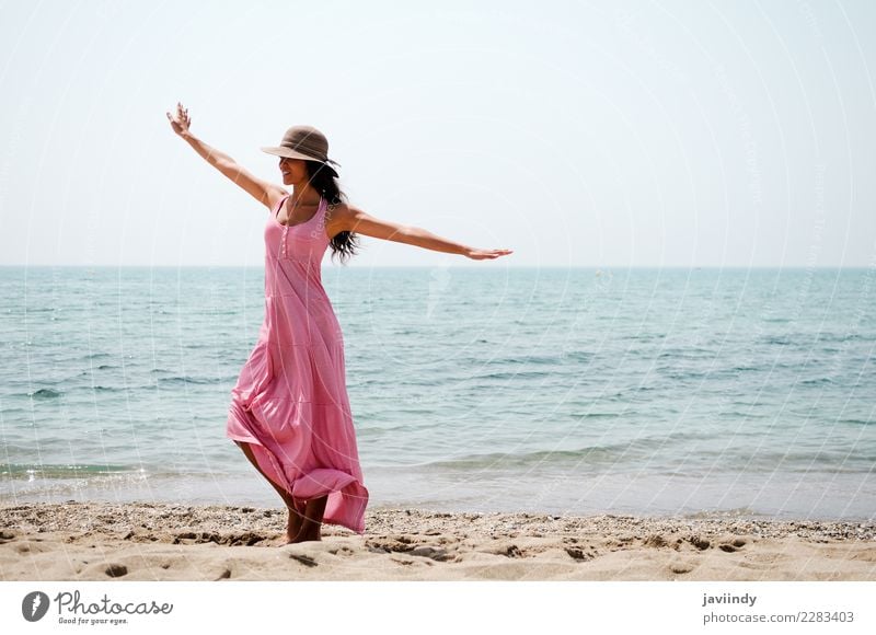 Frau mit langen rosa Kleid an einem tropischen Strand Lifestyle Freude schön Freizeit & Hobby Ferien & Urlaub & Reisen Tourismus Sommer Mensch feminin