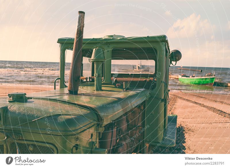 Traktor am Sandstrand der Ostsee Strand Meer Natur Landschaft Himmel Wolken Horizont Herbst Küste Verkehr Wasserfahrzeug Fluggerät Vogel Holz Linie alt blau rot