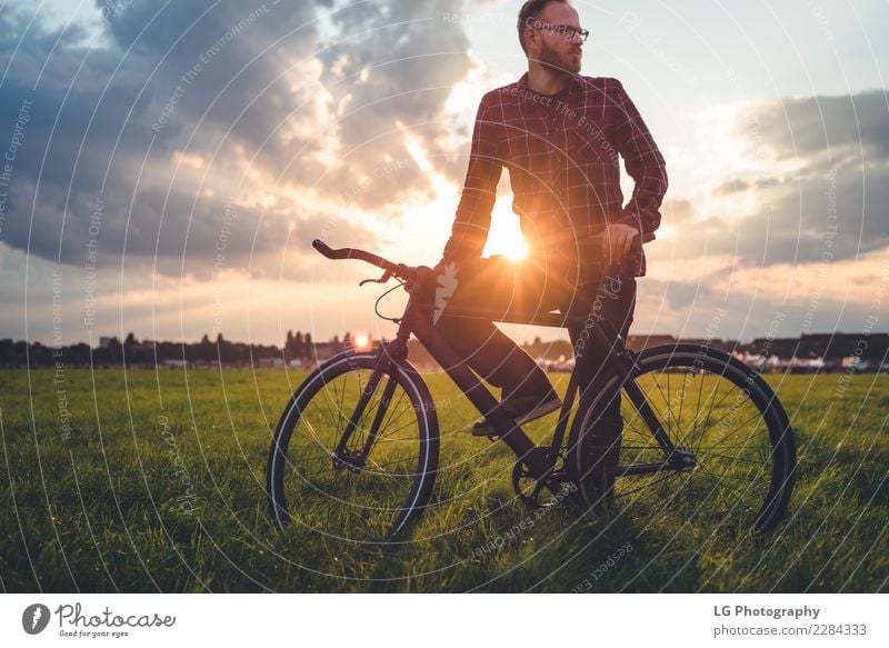 Mann mit Fahrrad Lifestyle Erholung Ferien & Urlaub & Reisen Ausflug Abenteuer Sommer Berge u. Gebirge Tapete Sport Fahrradfahren Erwachsene Natur Landschaft